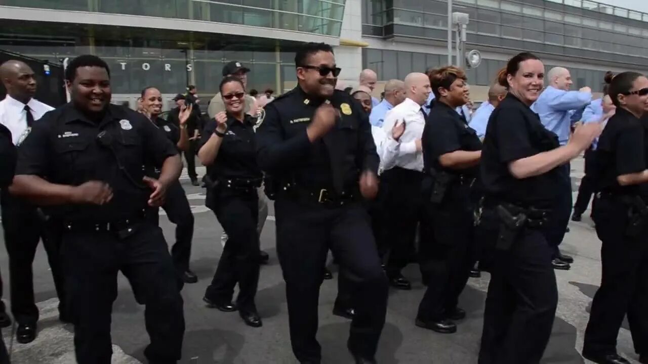 Цинциннати полиция. Полиция танцы. Detroit Police Department. Black cop Dancing.