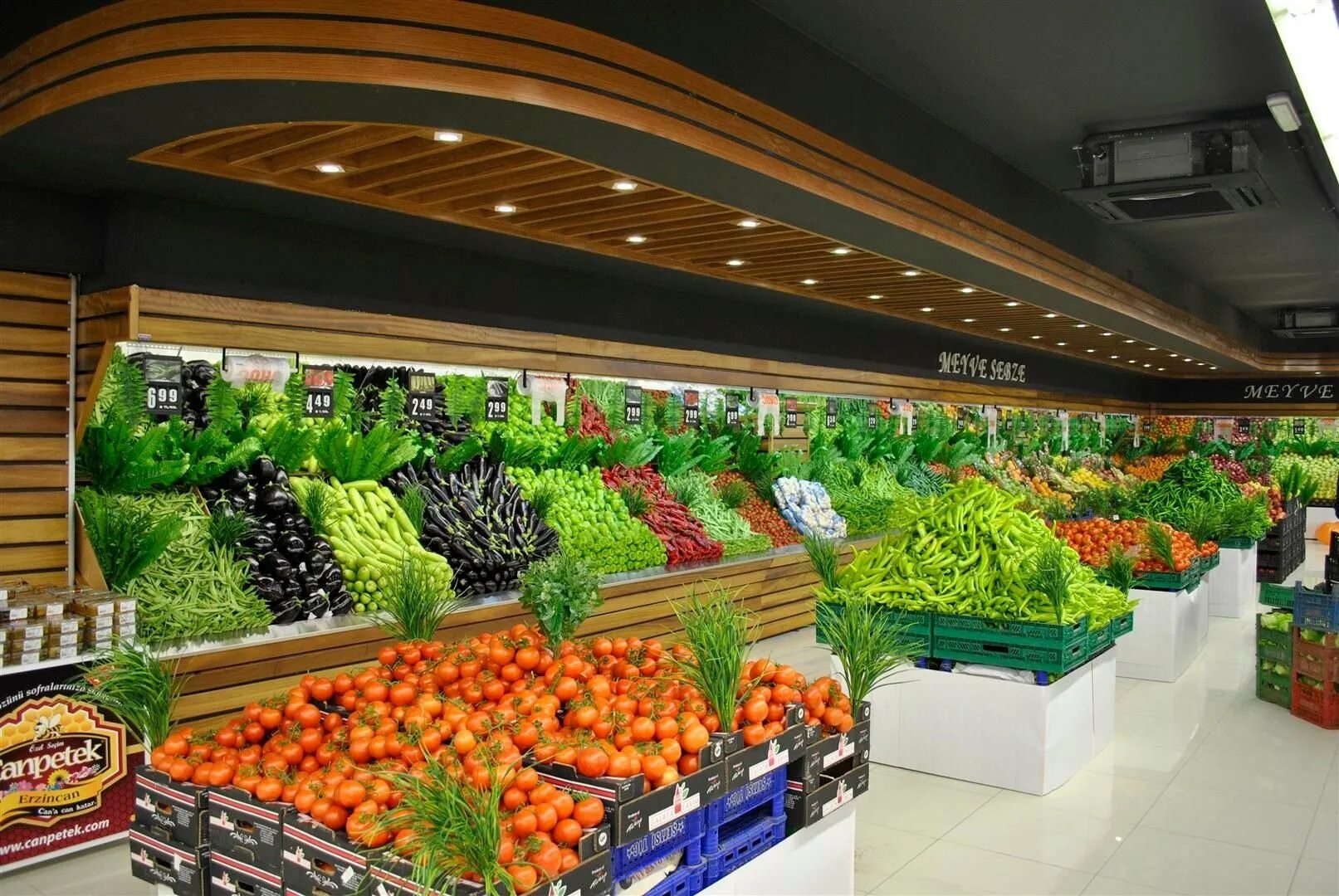 Vegetables shop. Manav Турция. Овощной магазин. Витрина овощного магазина. Прилавок с овощами и фруктами.