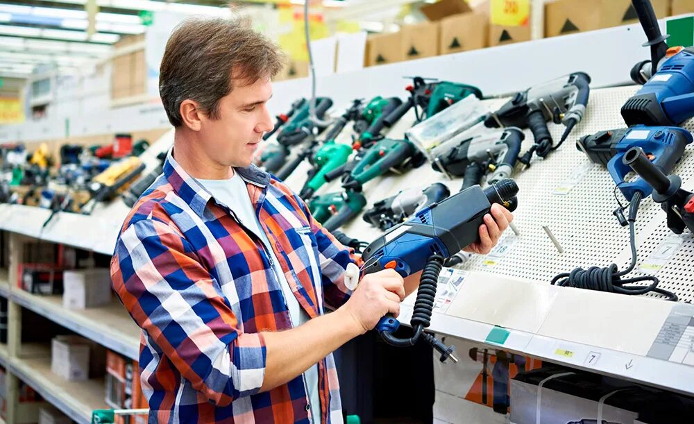 Товары в магазине техники. Продавец в магазине инструментов. Покупатель в строительном магазине. Человек в строительном магазине. Мужчина в строительном магазине.