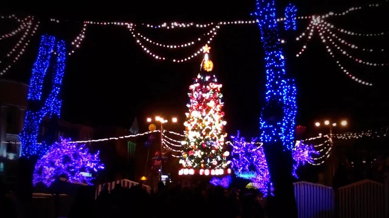 Елки 8 окси. Елка 2 2011. Ёлки 2 фильм 2011. Елки фильм вечерний ургант. 2 елка видео.