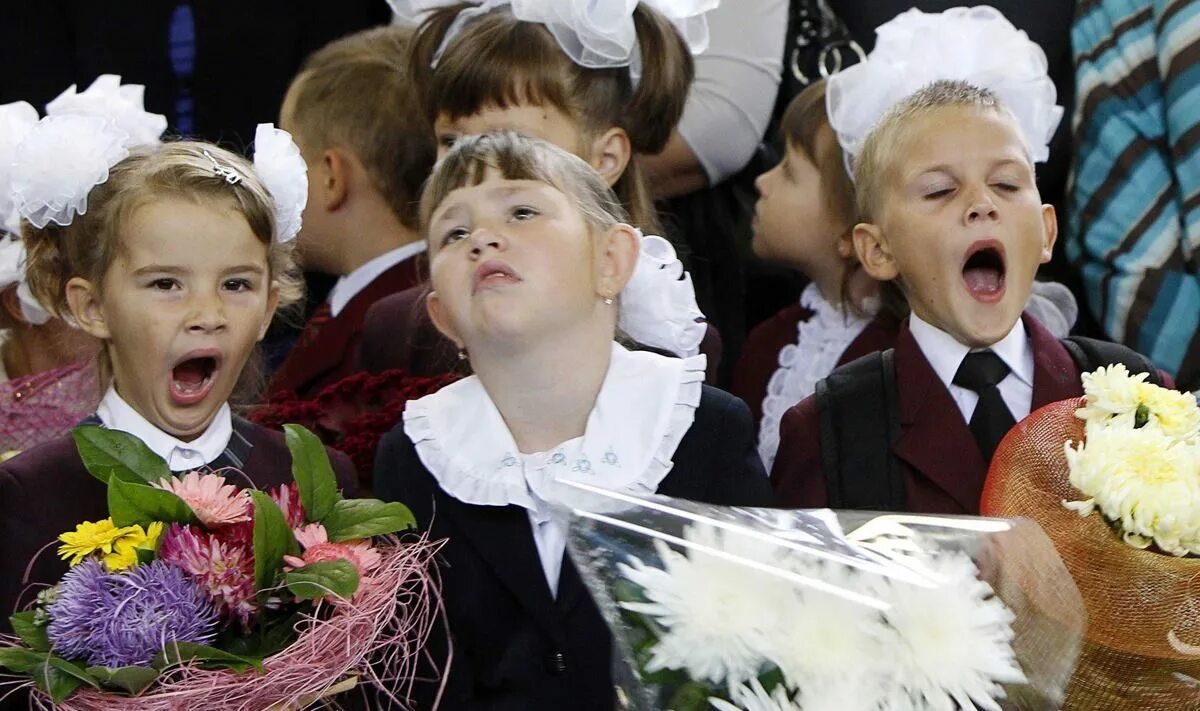 мемы первого сентября. самый красивый мальчик мем. школьник 1 сентября мем. мемы первого сентября. первоклассники.