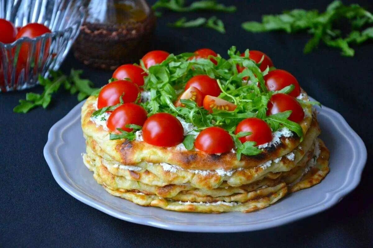 Кабачковый торт с помидорами и чесноком. Кабачковый закусочный торт. кабачковый торт с помидорами. торт из кабачков с помидорами и чесноком. овощной торт.