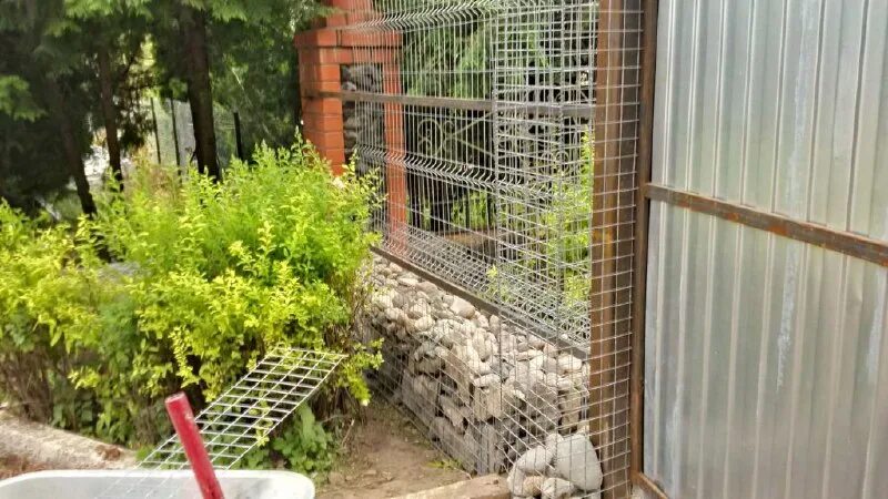 Кованый забор-плетень. Монтаж металлопрофиля на забор. Высокие заборы жалюзи металлические. Штакетник металлический ral 6005. Давай забор.