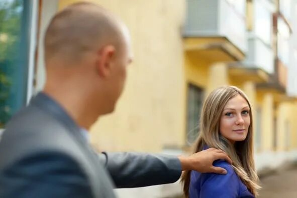 Домогательство на улице. Алекс роу и джессика рот. Молодые люди остановились. Clockstoppers (2002). Alex roe abby ryder fortson.