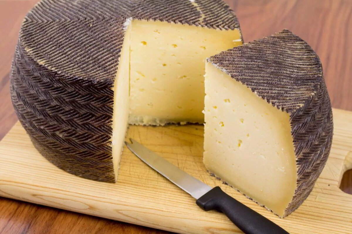 Домашний выдержанный сыр. Испанский сыр манчего. manchego сыр curado. queso manchego сыр. сыр манчего козий.