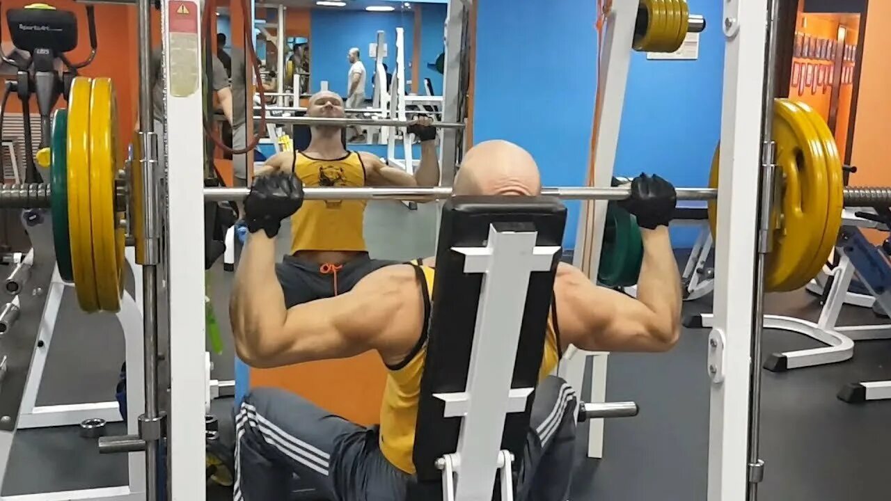 Жим лежа в смите 45. Жим с цепями. Жим в смите на плечи. Жим лежа в смите. Штанга смита.