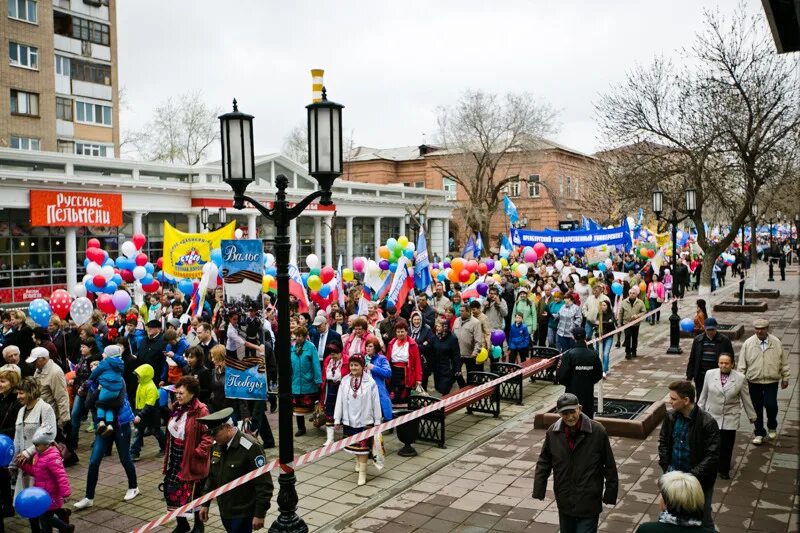 люди города оренбурга фото. люди из оренбурга. площадь первое мая в оренбурге. день образования огу. праздник города оренбурга.