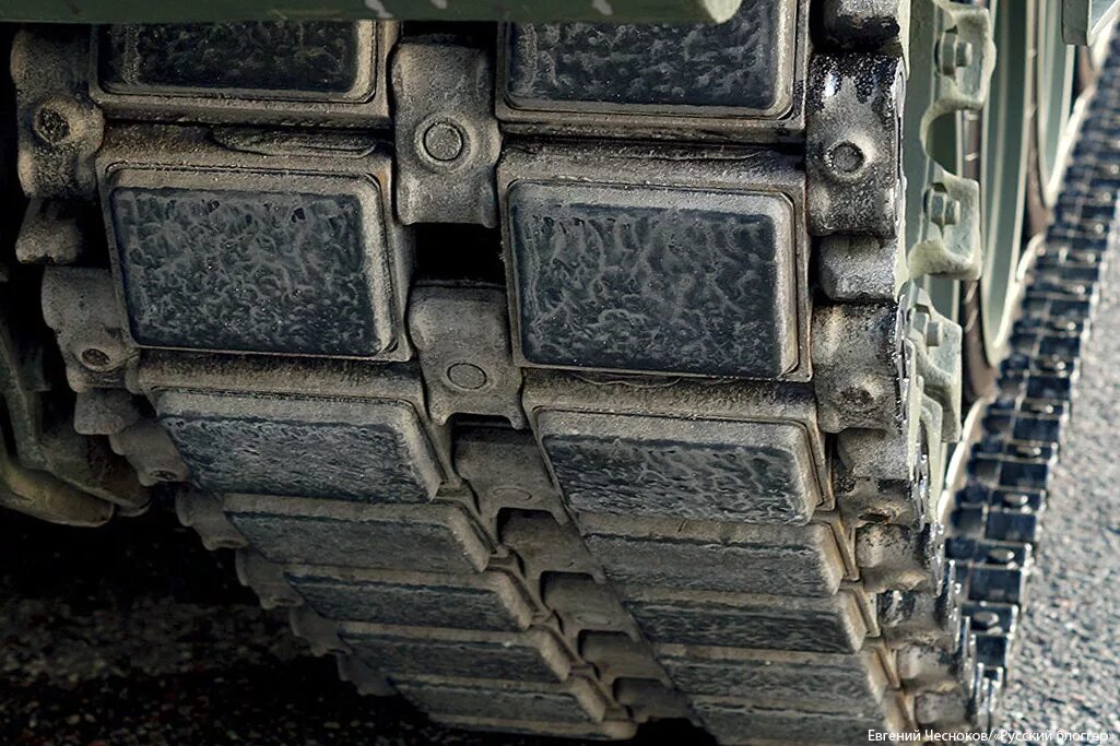 Танковая гусеница. Гусеница т-72. Резиновые накладки на гусеницы танка т 72. Гусеница танка т90. Резиновые накладки на гусеницы танка т70.