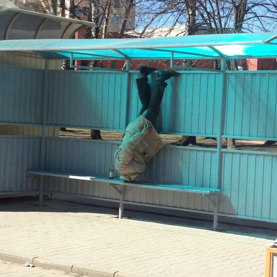 Алкаши у ларька. Алкаш на остановке. Алкаш на остановке. Бомж на автобусной остановке. Алкаши на автобусной остановке.