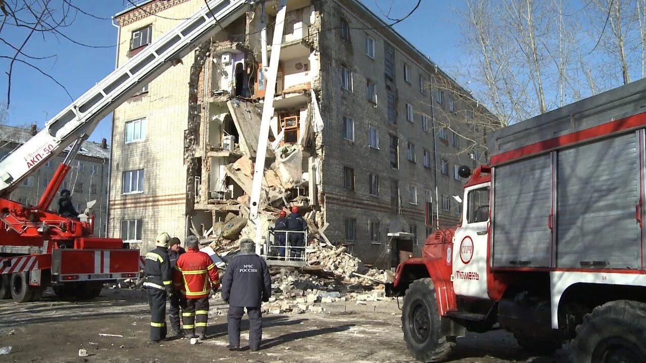 В Тюмени рухнул дом. Обрушение дома в Тюмени на Харьковской. Обрушение угла кирпичного дома. Рустави обрушение дома. Причины обрушения дома