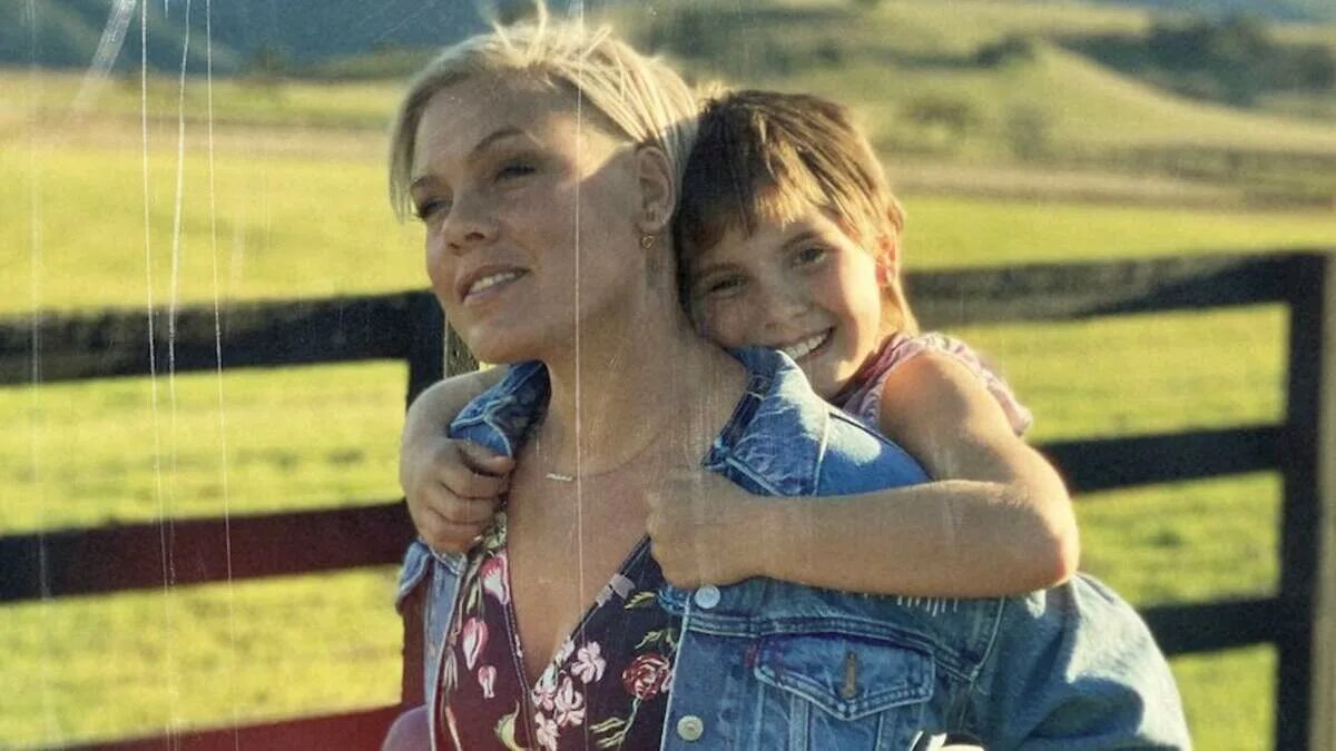 Pink cover me in sunshine. Cover me in sunshine. Cover me in sunshine pink. P nk willow sage hart cover me in sunshine. Lucid dreams текст.