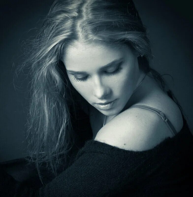 девушка с опущенной головой. девушка с опущенной головой. девушка с опущенной головой. девушка с опущенной головой. ларина мария александровна.