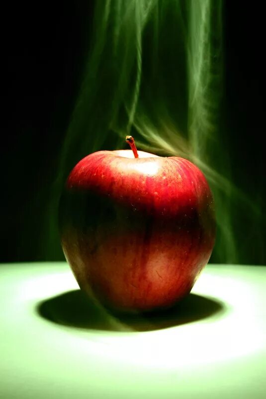 словосочетание красное яблоко. фотограф игорь зенин igor zenin. волшебное яблочко. волшебные яблоки. сказочное яблочко.