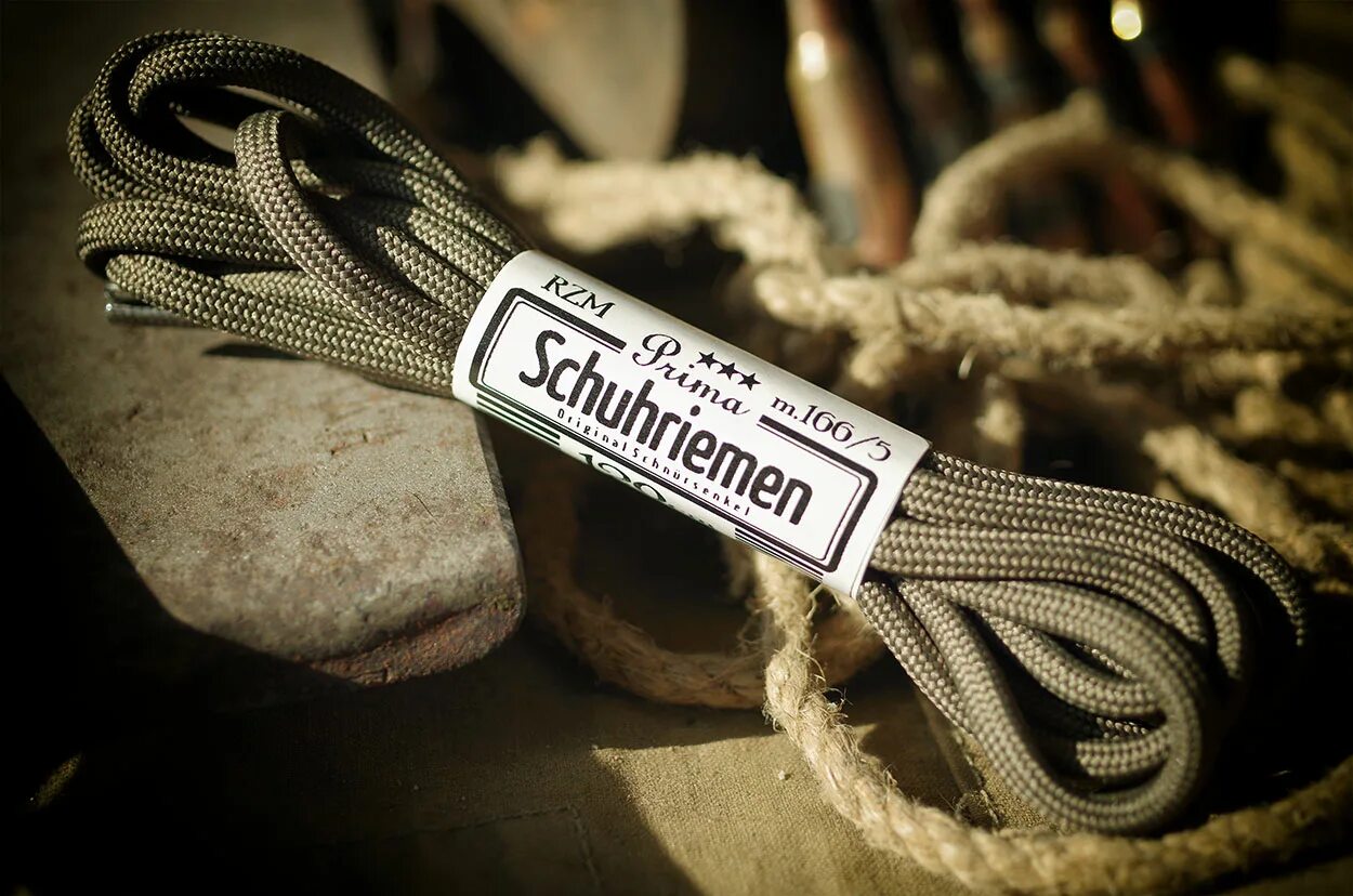 Шнурки 180см для берцев. Шнурки для берц. Малиновые шнурки. Шнурки для берц. Шнурки круглые черные для берцев.