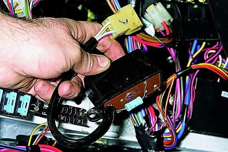 Реле стеклоочистителя нива урбан. Реле дворников ваз 2121 нива. Реле стеклоочистителя 21214. Реле дворников нива 2121. Реле дворников нива 21213.