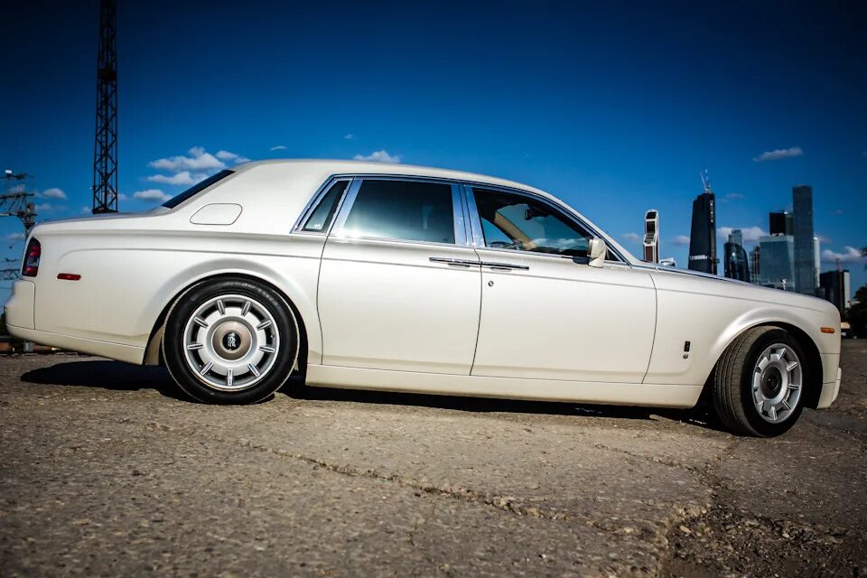 Диски роллс ройс. Rolls-Royce Phantom колеса r21. Fantom 333 Роллс Ройс. Rolls Royce Phantom диски. Роллс Ройс Фантом бежевый.