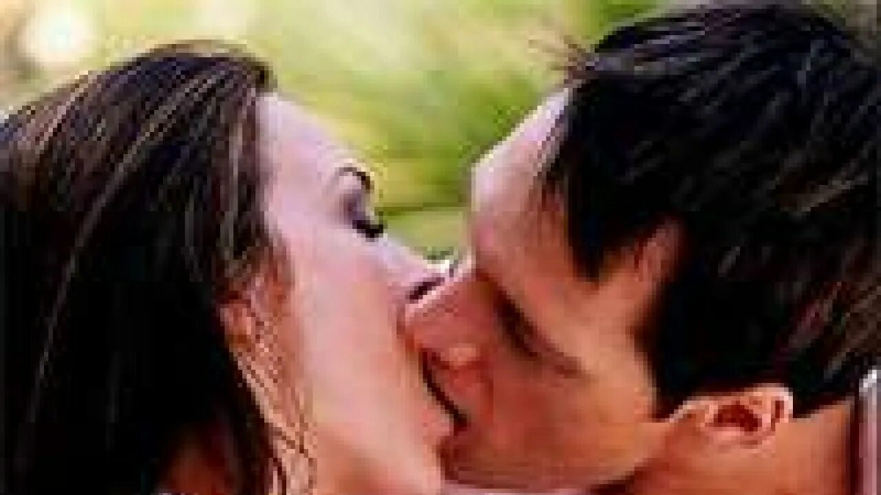 Vampyx kiss. Поцелуй взасос. Поцелуй с языком. Поцелуй в засос. Страстный поцелуй с языком.