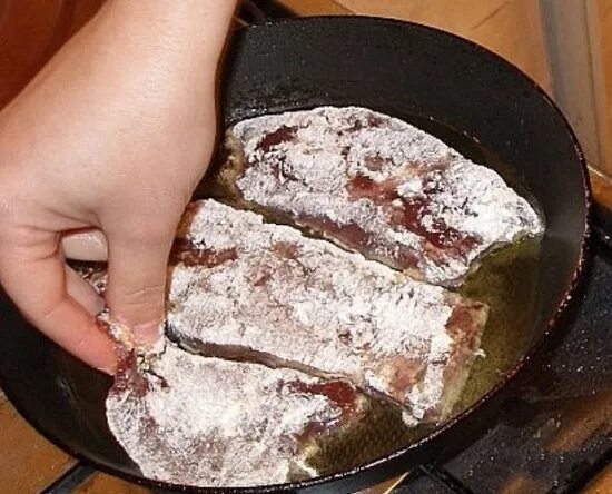 Печень кусками жареная на сковороде. Печень в муке на сковороде. Печень говяжья жареная на сковороде. Печень говяжья жареная в муке. Печень кусочками в муке.