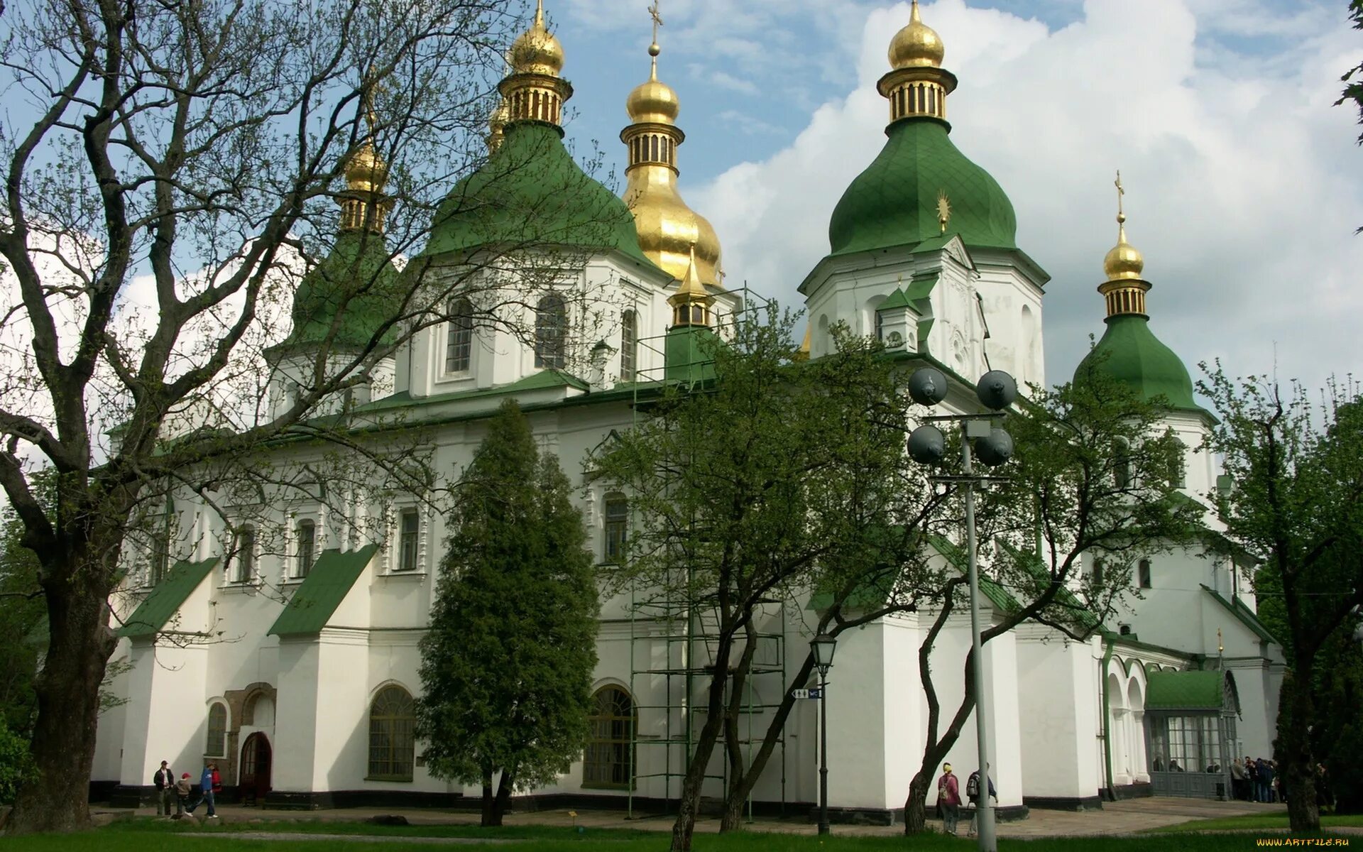 Монастырь Оптина пустынь СПБ. Православный храм Лавра. Храм весной.