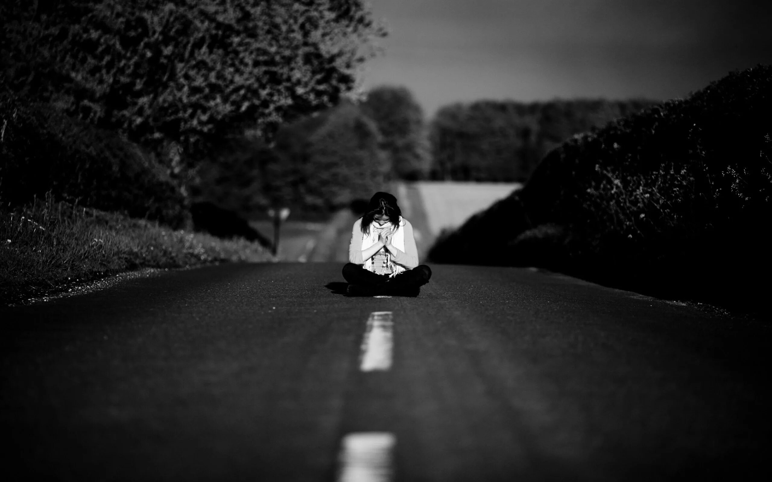 Alone lady. Alone lady. Одинокая девочка. Одиночество картинки. Это одиночество.