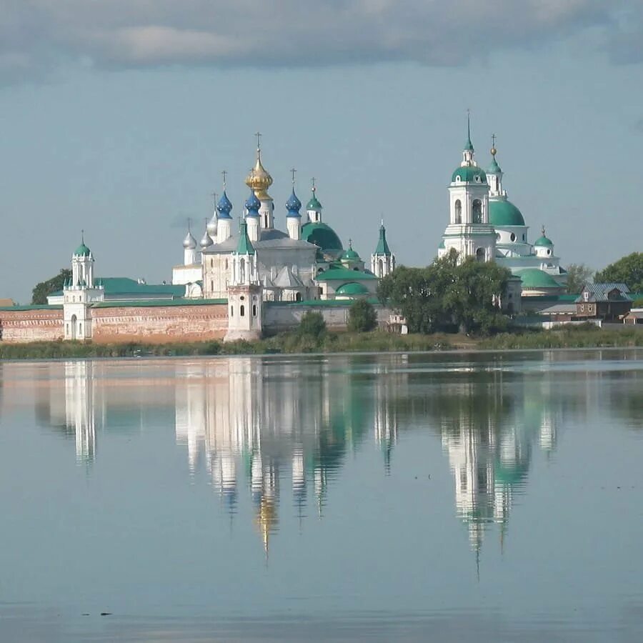 На берегах озера неро между москвой. Озеро Неро Ростов Великий. Ростовский Кремль с озера Неро. Ростов Великий Кремль на озере Неро. Ростов Ярославский озеро Неро.