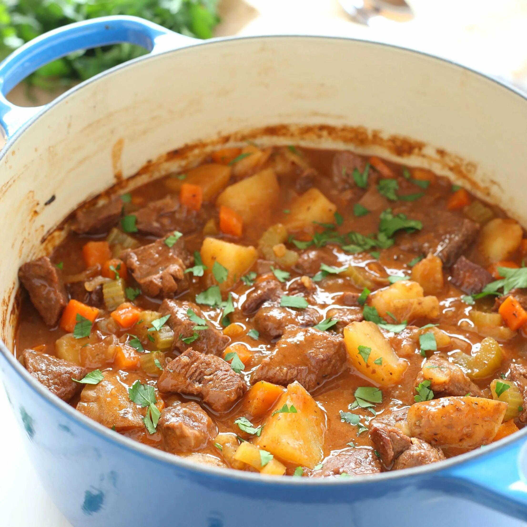 Рецепт тушеных овощей в казане. Гуляш в казане. мясо тушеное с овощами. жаркое из говядины. жаркое из говядины с картошкой.
