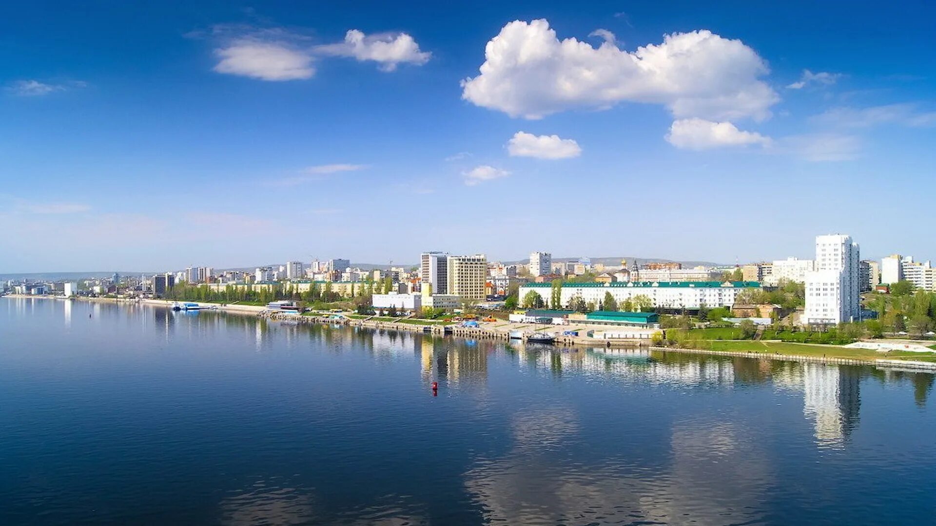 Город плавна. Река Волга Саратов. Панорама Саратов. Саратов город на Волге. Саратов вид с Волги.