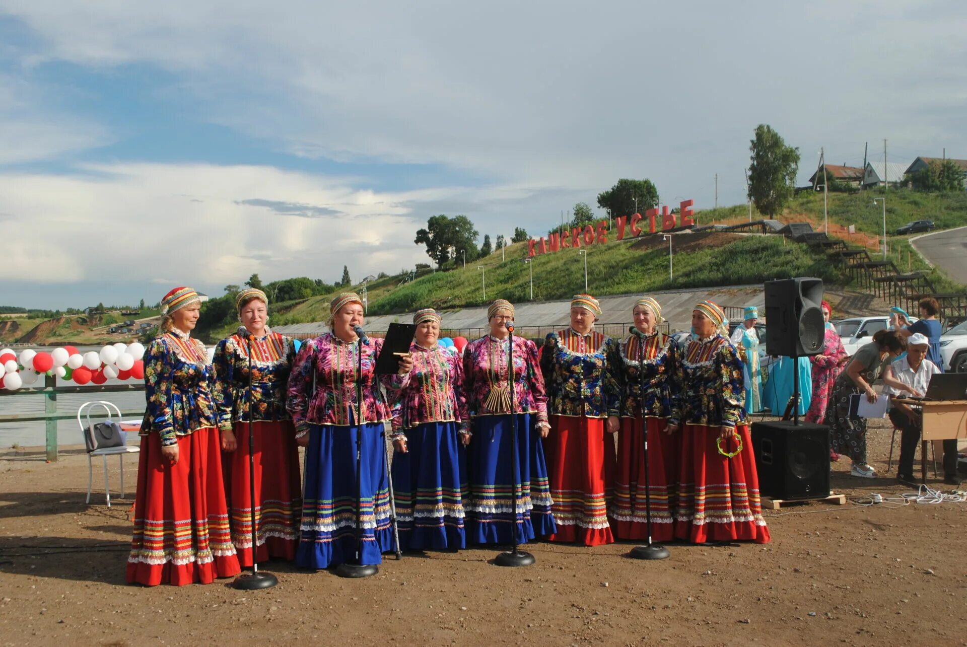 Волжские зори Камское Устье. Фестиваль Волжские просторы. Фестиваль народной песни. Песенное искусство. Песня над широкой речкою