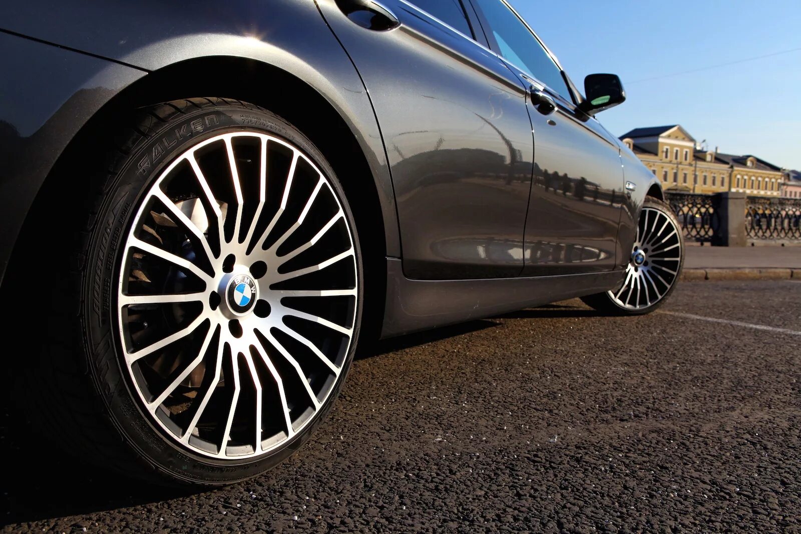 На автомобиле установлены колеса с дисками. Beneventi диски на BMW f10. Колеса BMW r19. Диски BMW g30. Диски BMW 19tones.