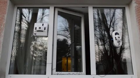 Робот в окне
