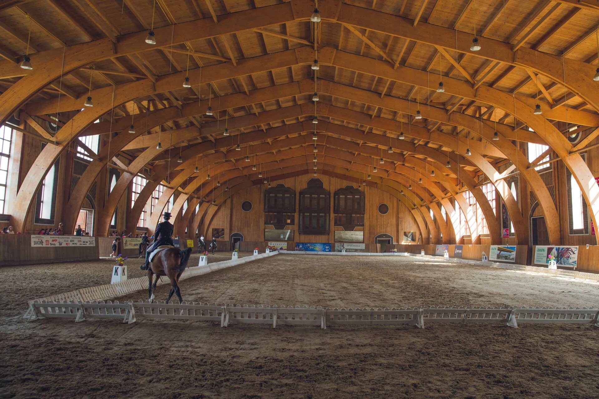 Левада парк конный. Кск дивный деревня падиково. Клуб конюшня. Клуб конюшня. Клуб конюшня.