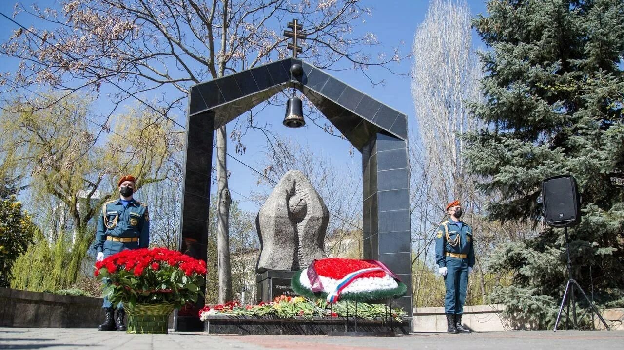 Памятник ликвидаторам ЧАЭС В Чернобыле. Мемориал ликвидаторам аварии на Чернобыльской АЭС. Мемориал ликвидаторам Чернобыльской АС. Памятник в Митино героям ликвидаторам. Чернобыль час памяти