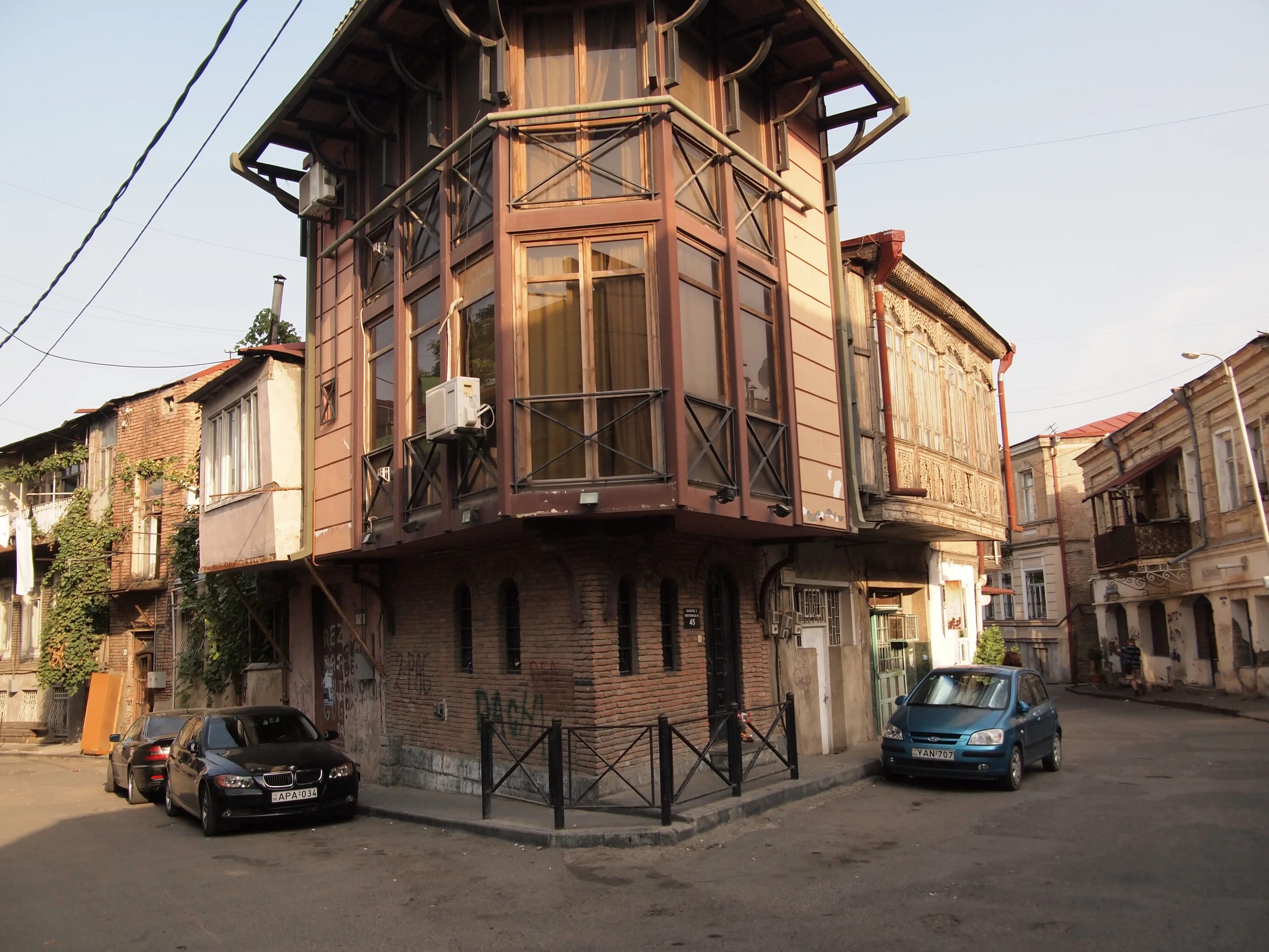 Tbilisi streets. Тбилиси улица котэ Абхази. Грузия улочки Тбилиси. Старый Тбилиси улицы. Старые улочки Тбилиси.