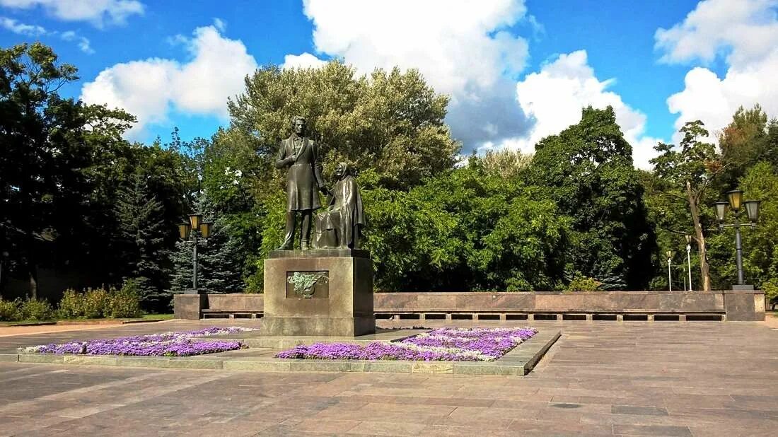 Памятник пушкину в летнем саду. Садовый псков. Садовый псков. Садовый псков. Фонтан в ботаническом саду псков.