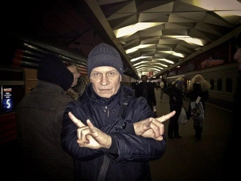 Метро 2025 слушать. Валерий кипелов в метро. валерий александрович кипелов в метро. валерий кипелов в метро фото. валерий кипелов с женой в метро.