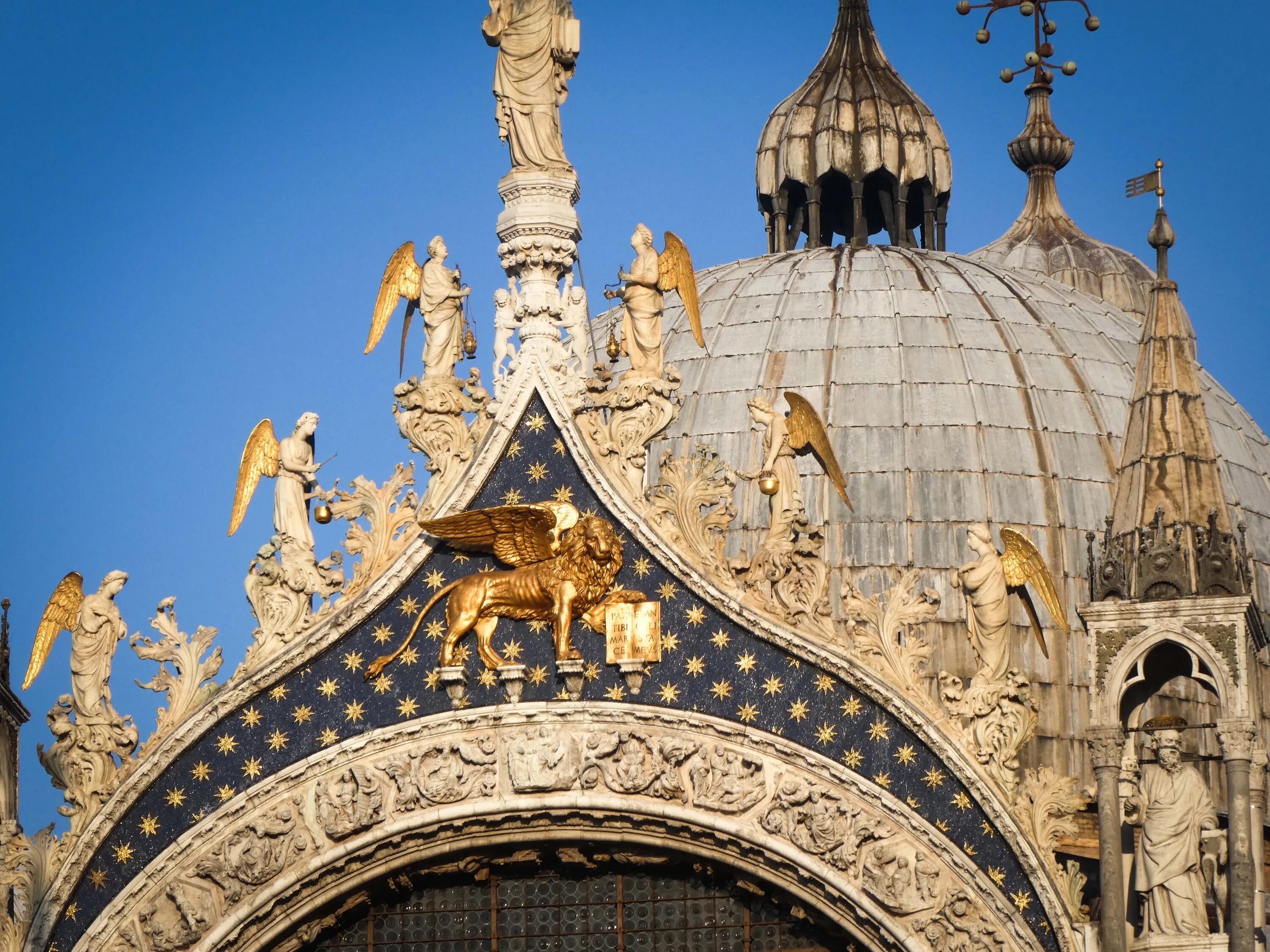 Дворцовые своды. Венеция площадь Святого марка голуби.