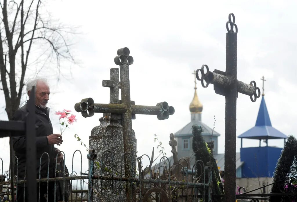 Православная могила. Церковь на кладбище. Радоница в церкви. Радоница на кладбище.
