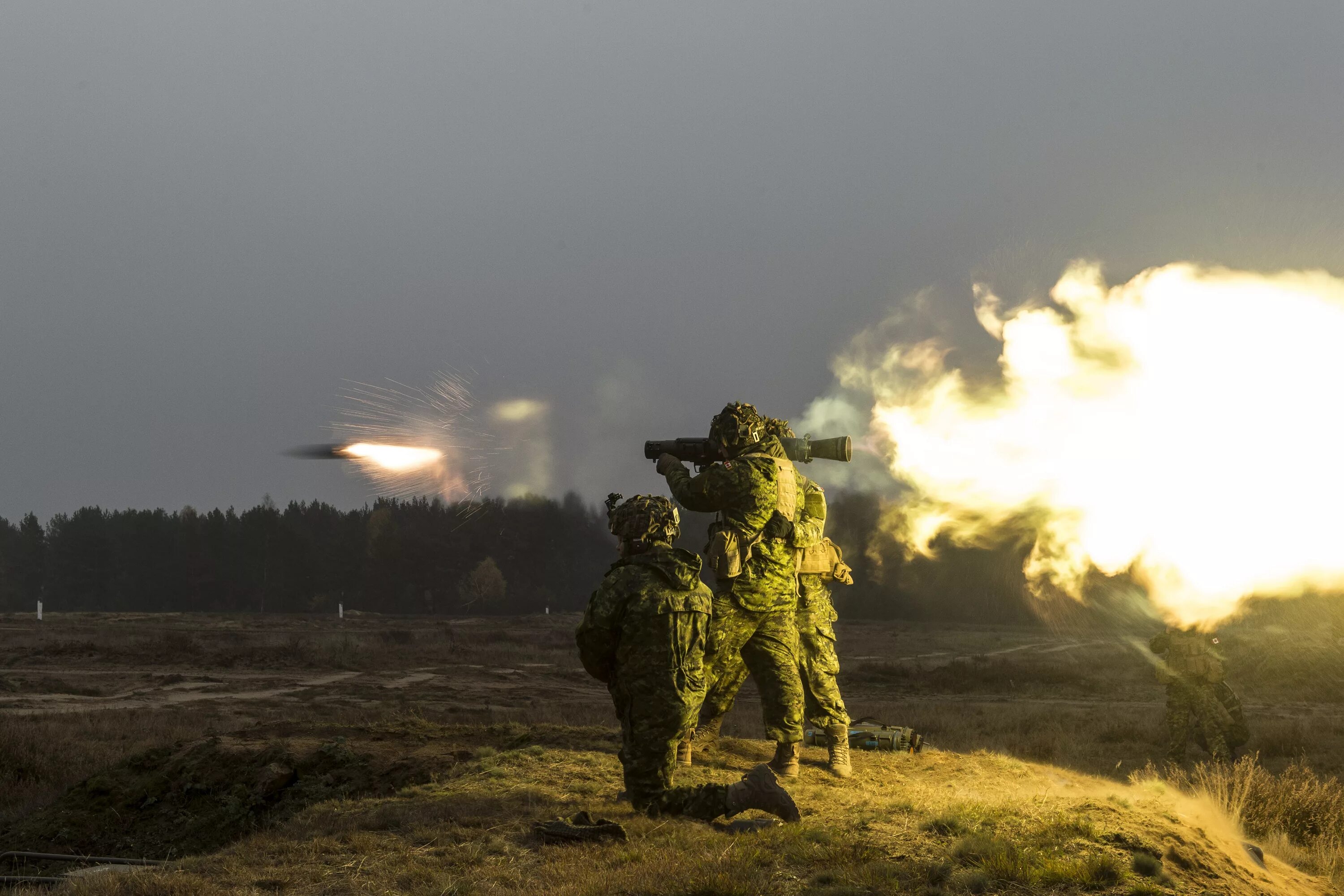 Лучшее военное видео. Военный фон для рабочего стола. Картинки на рабочий стол Военная тематика. Выстрел. Солдаты фон.