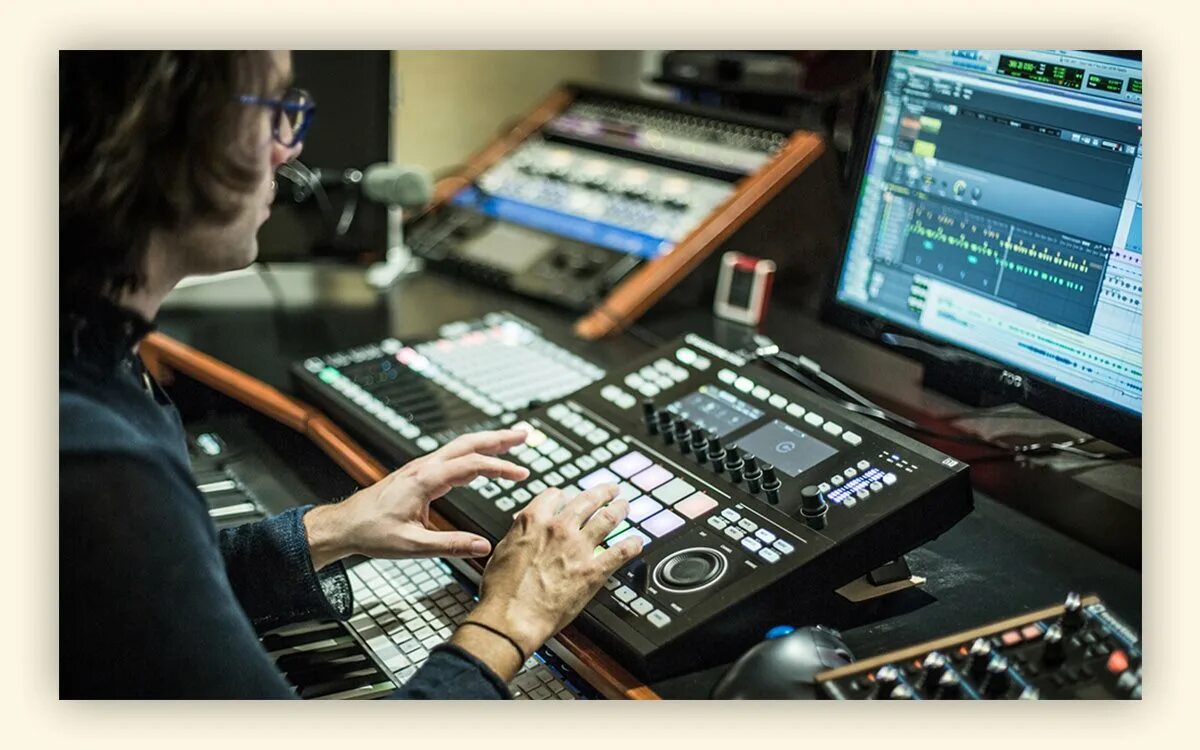 Avid Pro Tools Studio. Студия электронной музыки. Прибор для создания электронной музыки. Оборудование для написания электронной музыки.