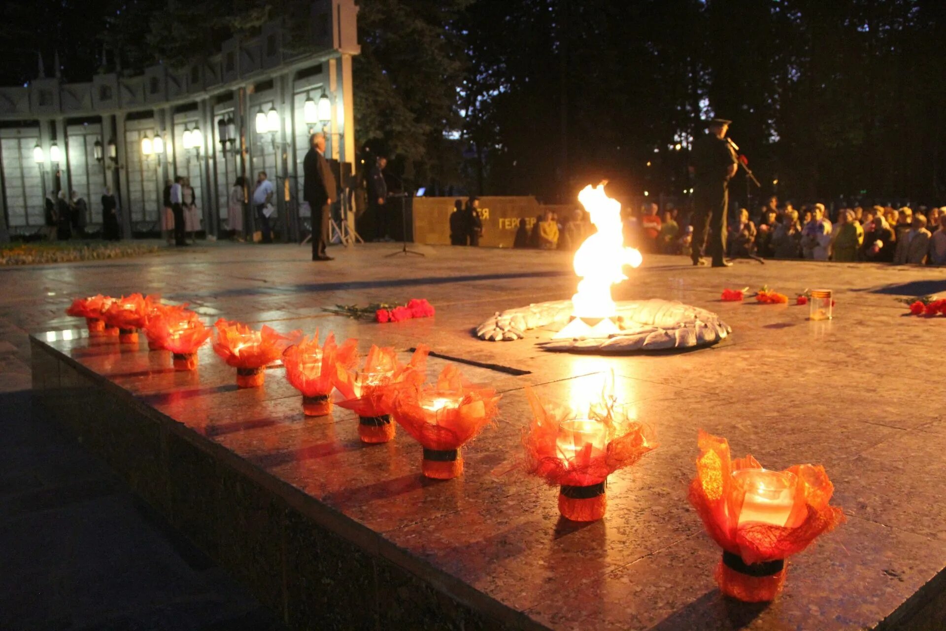 06. свеча памяти. свеча памяти. акция свеча памяти. огонь памяти и цветы.