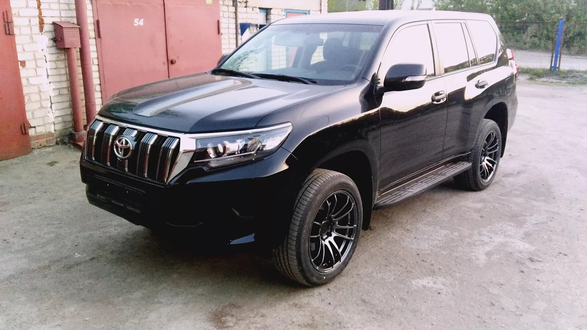Летний комплект на черных дисках Pinnacle R18 - Toyota Land Cruiser Prado 150-se