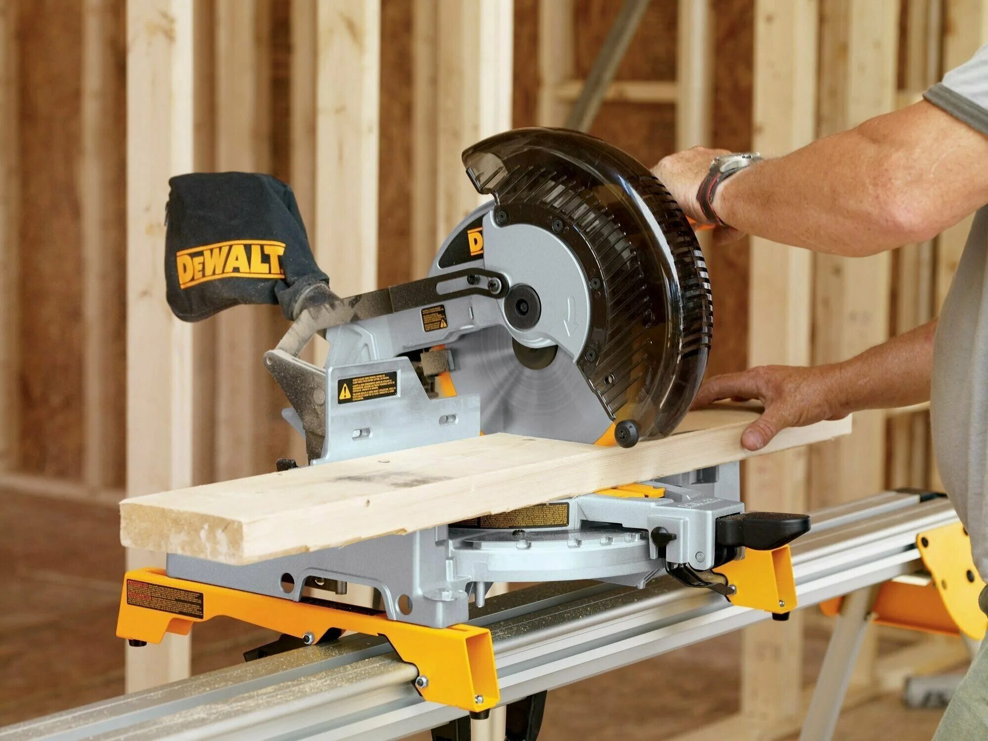 Рейтинг торцевых пил. Торцовочная пила DEWALT dw713. DEWALT 713. Mitre saw DEWALT dw709. DEWALT 713 торцовочная пила.