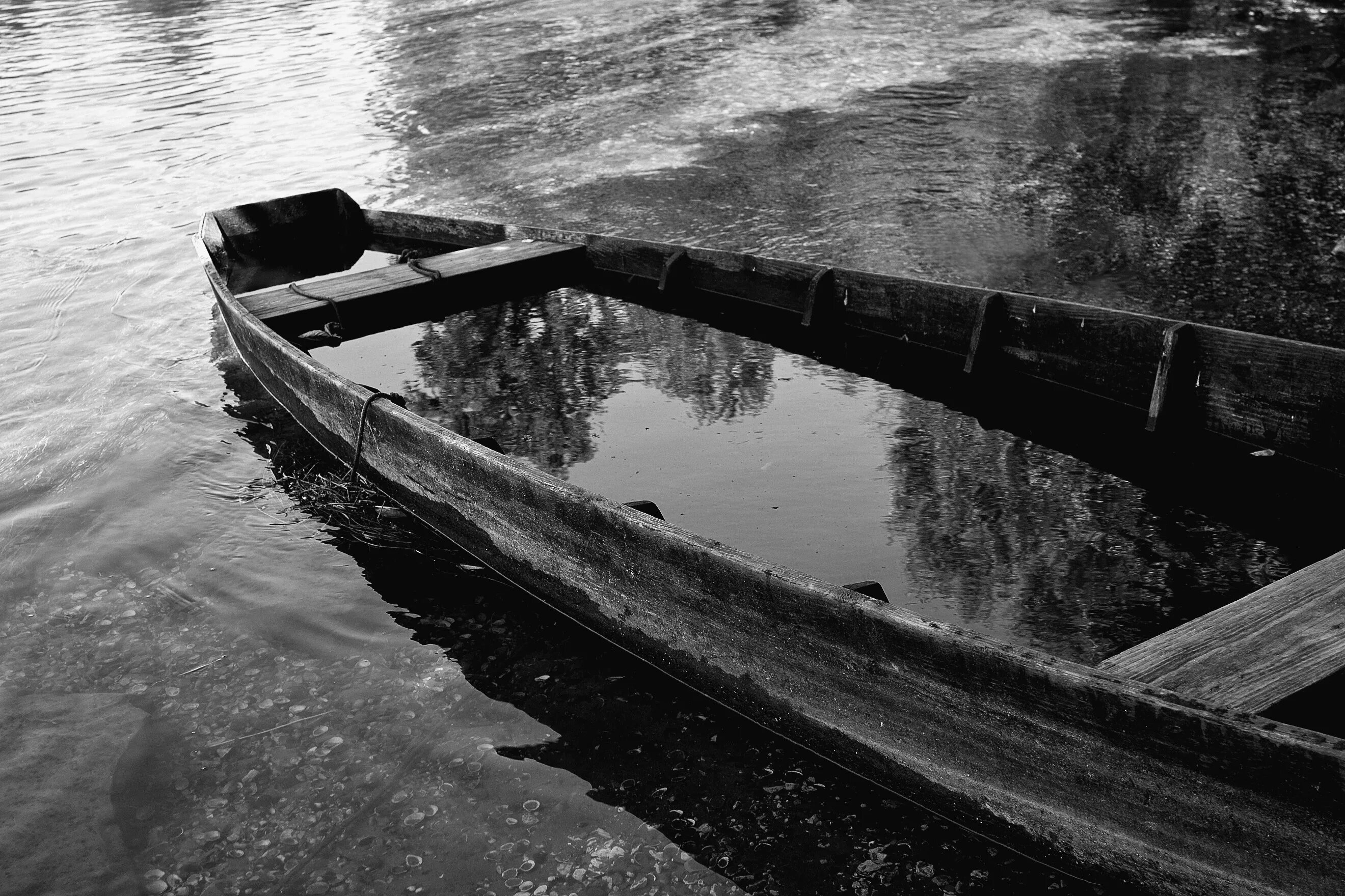 Обиженная речка. Лодка. Лодка на реке. Река черно белая. Старая лодка.