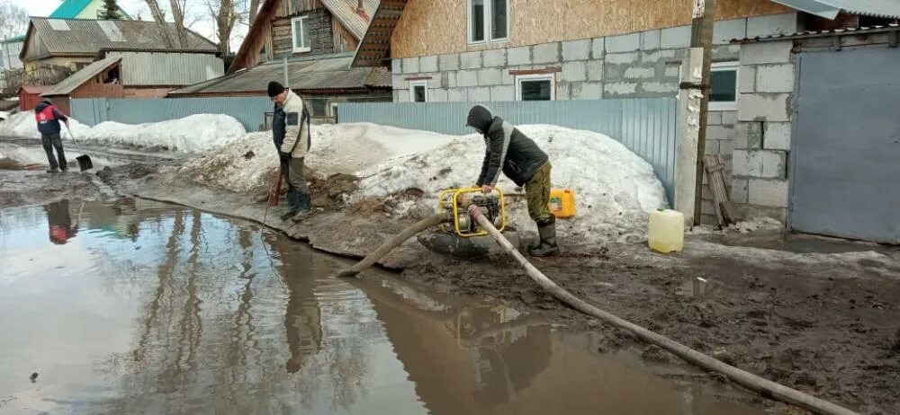 Весенний разлив талых вод. Выкачка воды при наводнении. Откачка талых вод. Откачиваем талые воды.