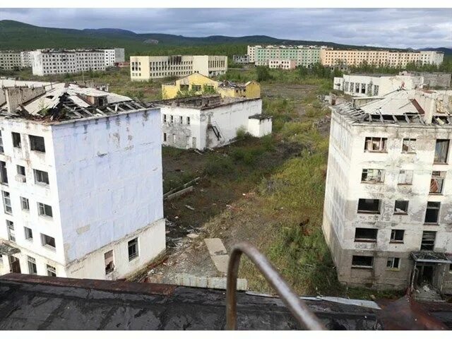 Города призраки названия. Города призраки названия. Хальмер-ю город-призрак в республике коми. Итуруп город призрак. Япония заброшенный город-остров ганкаджима.