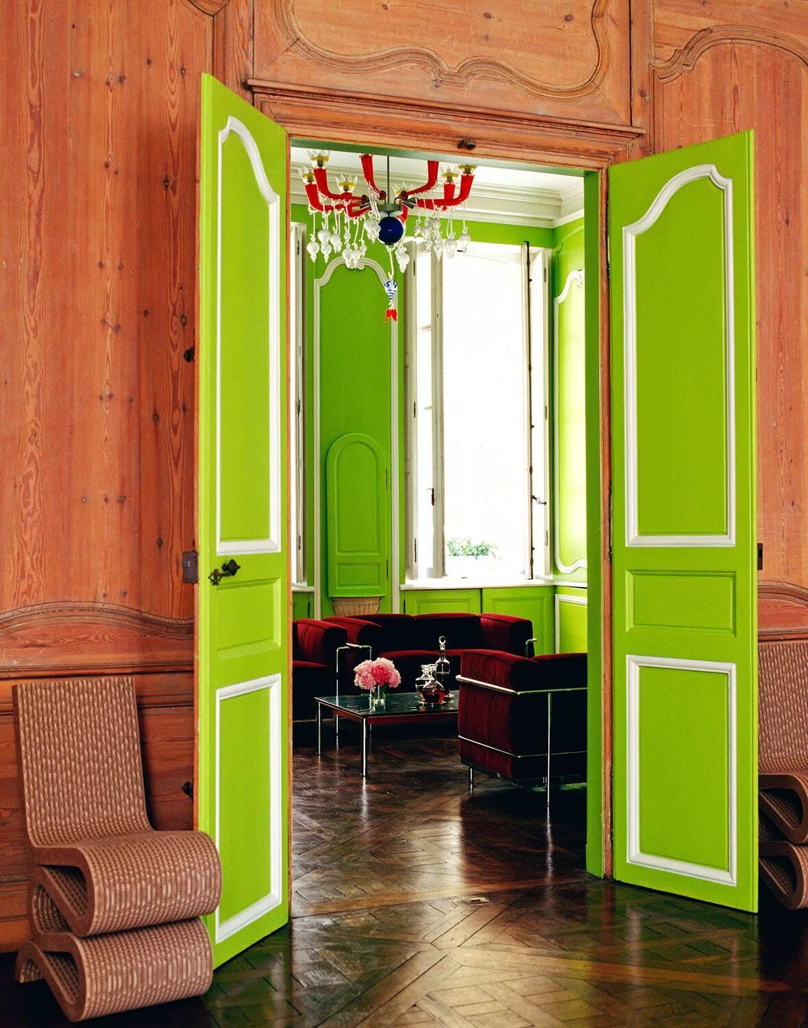 Зеленые двери в интерьере. Распашные двери межкомнатные в интерьере. Яркие двери в интерьере. Салатовые двери в интерьере.