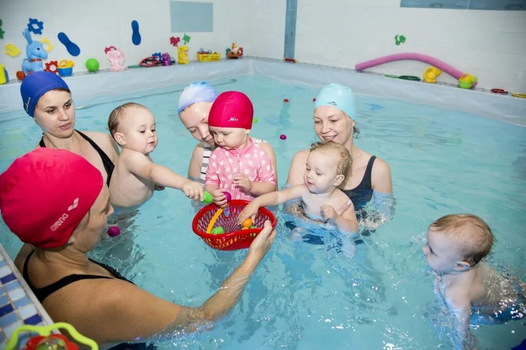 дети в бассейне. грудничковое плавание в бассейне. осьминожка шарыпово центр грудничкового плавания. лечебное плаванье для грудничков что это. грудничковое плавание упражнения в бассейне.