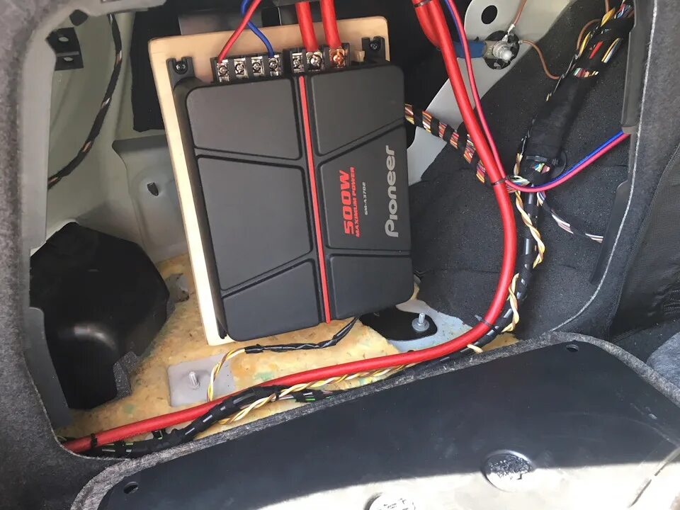 Разъем двери ауди a6. Фгвш й7 магнитола штейкера. Динамики ауди 100 с4 задние. Схема электрооборудования audi q7. Подключение ауди.