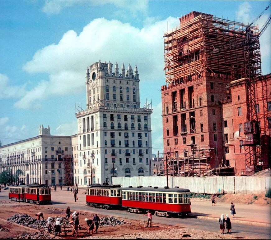 Строительство советского города. Ворота Минска Привокзальная площадь. Минск 1950. Минск площадь Победы 1950. Вокзал Минск сталинский Ампир.