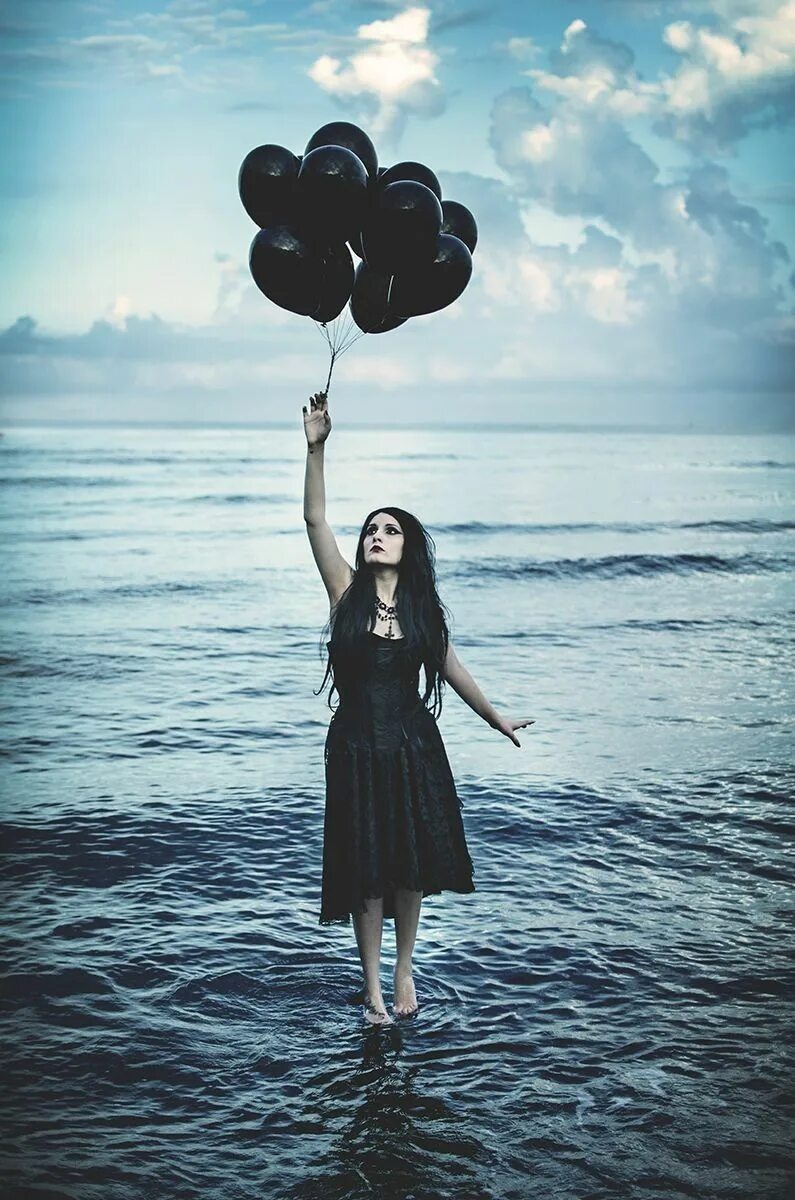 Черно белая фотосессия. Девушка в черном платье. Фотосессия в черном платье в студии. Питер коулсон таня. Идеи для фото в черном.